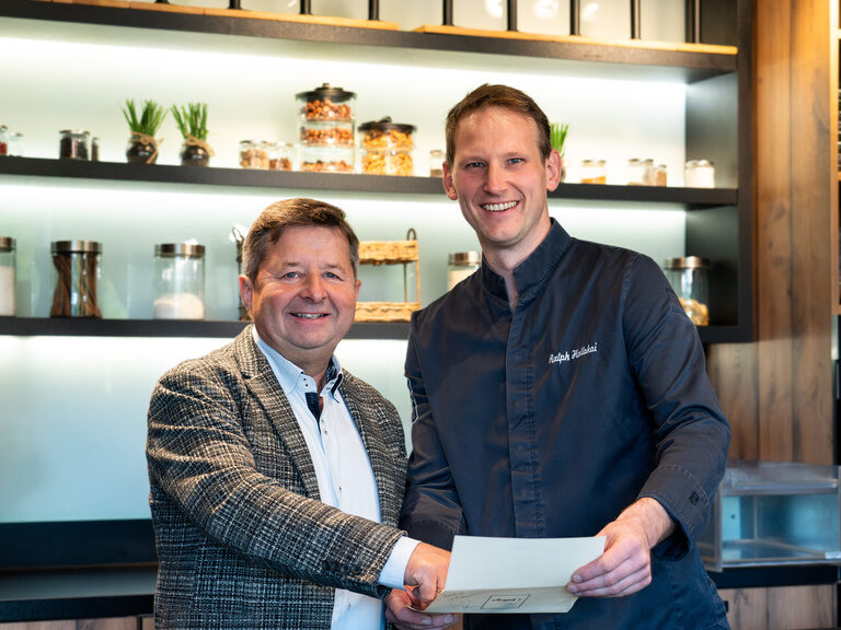 Top Hotellier Josef Oelkers vom Hotel Romantischer Winkel posiert mit Küchenchef Ralph Hollokoi für ein Foto.