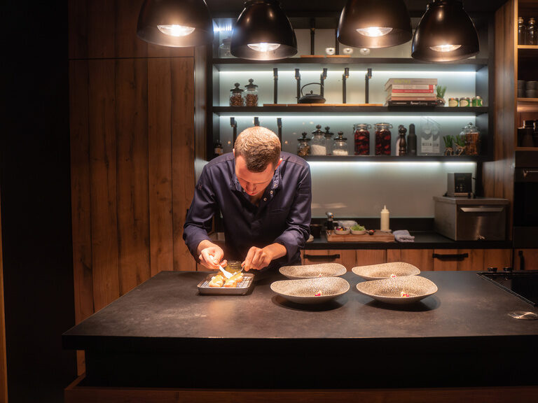 Der Sternekoch Jonas Paul bei der Speisenzubereitung in der Küche von Josephs Fine Dining